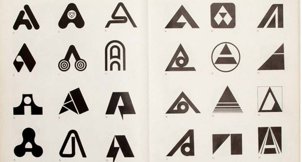 Logotipos de la letra "a" en negro sobre fondo ocre