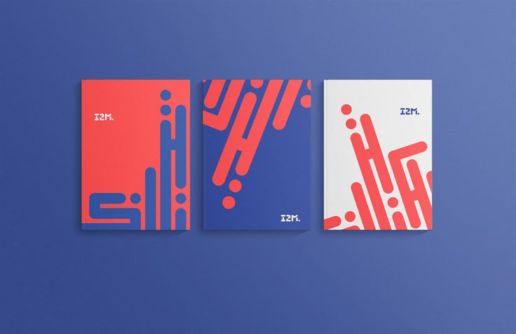 Cuadernos de colores azul, naranja y blanco sobre fondo azul.