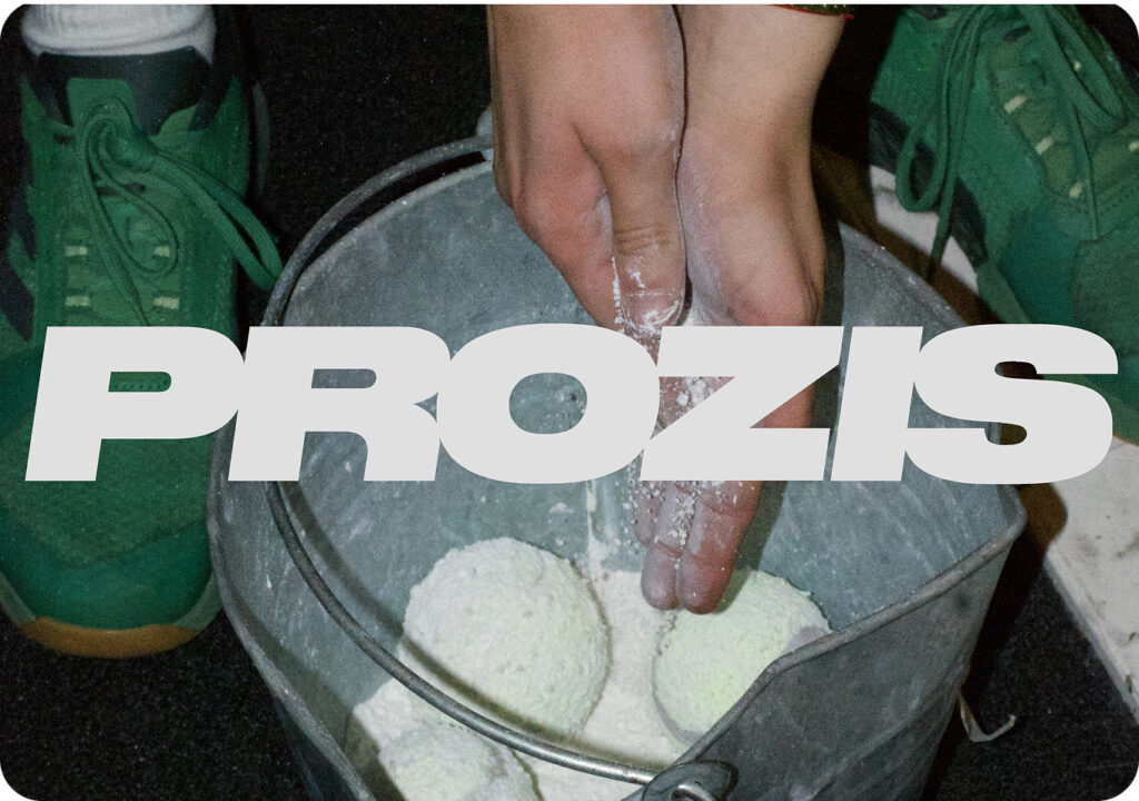 Persona rotándose las manos con algo blanco y en el medio logotipo "prozis"