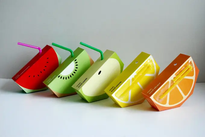 Packaging con aspecto de fruta, alguno de ellos con pajita