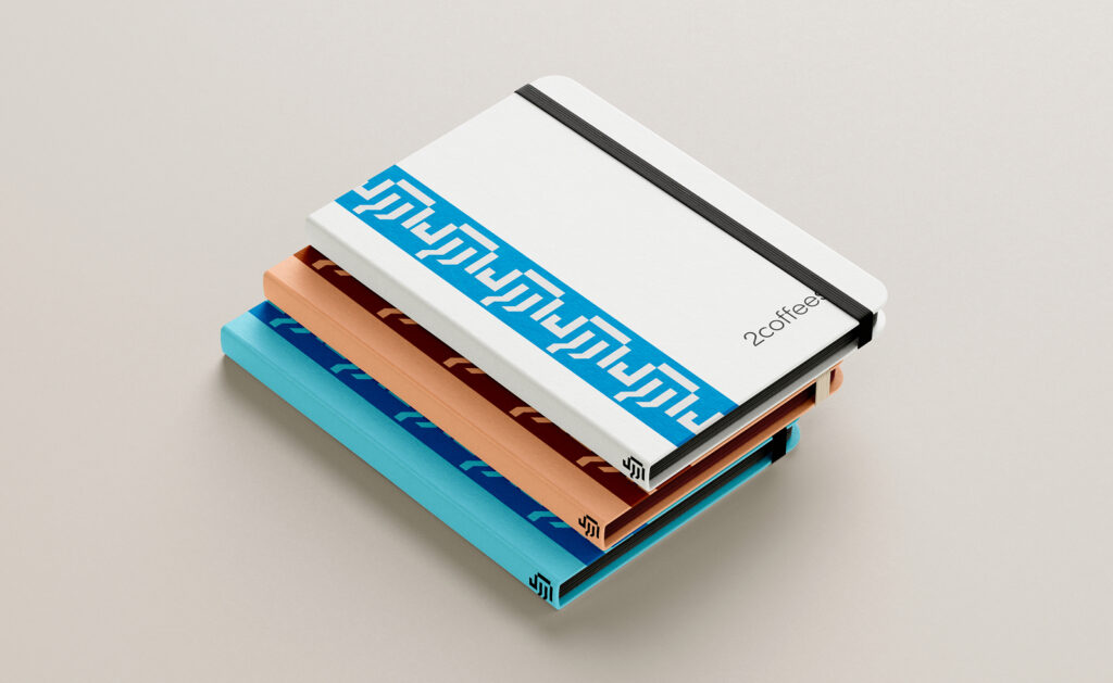3 cuadernos de color blanco, naranja y azul